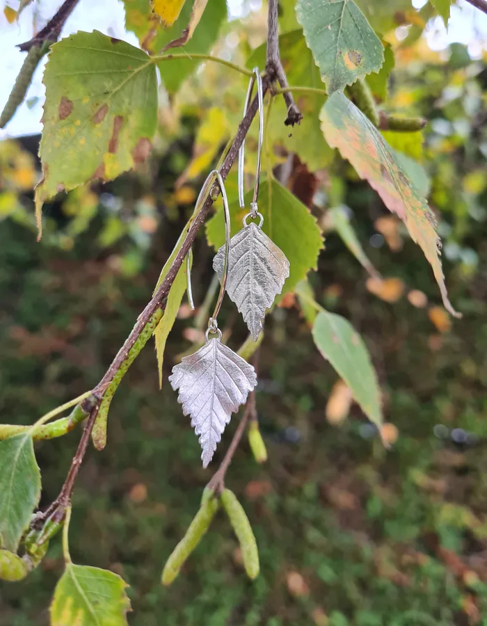 Boucles d'oreilles argentées inspirées des feuilles de bouleau