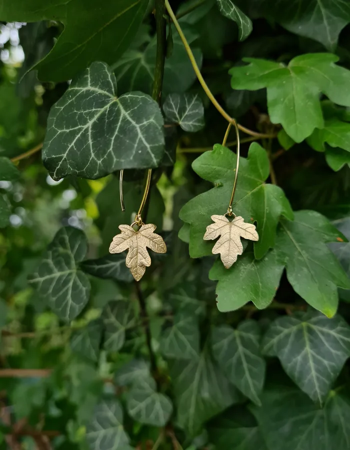 Boucles d'oreilles dorées en forme de feuilles de lierre