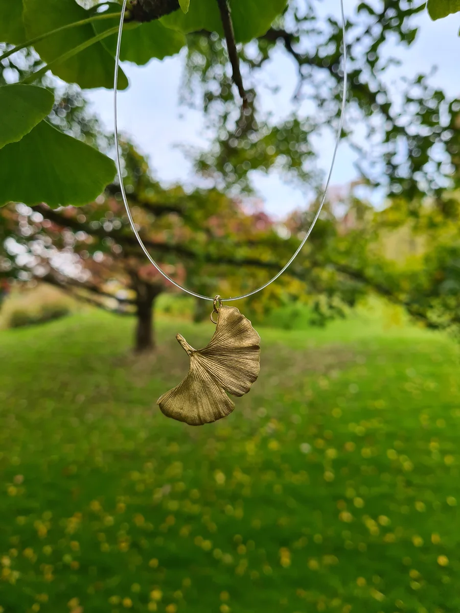Pendentif doré inspiré d'une feuille de ginkgo